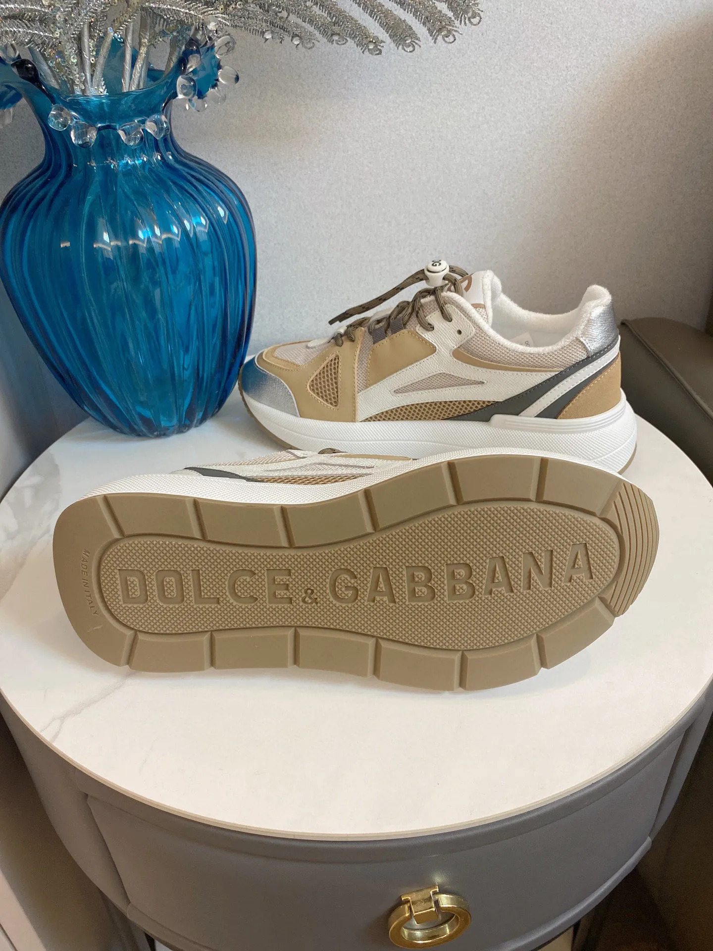 Men's men's shoes💰580 Dolce&Gabbana Dolce & Gabbana's latest popular D&G couple's dad shoes Airmaster series casual sports shoes original purchase development and production Airmaster shoes draw inspiration from Daymaster's iconic shape, while lightening the middle part of the sole to present a more sporty appearance. Nylon upper with contrasting suede and calfskin details. The tongue, heel and back sole are embellished with the DG logo, and the micro-injection logo rubber label is the icing on the cake. Exquisitely packaged at the delivery counter🛍📦 ▪️ Fabric: Original imported first-layer cowhide ▪️ Lining: Customized breathable towel lining ▪️ Sole: Original molded PU+TPU material ▪️ Bottom thickness: 5CM ▪️ Size: Women's 35-40/Men's 39-44 (45 46 customized)